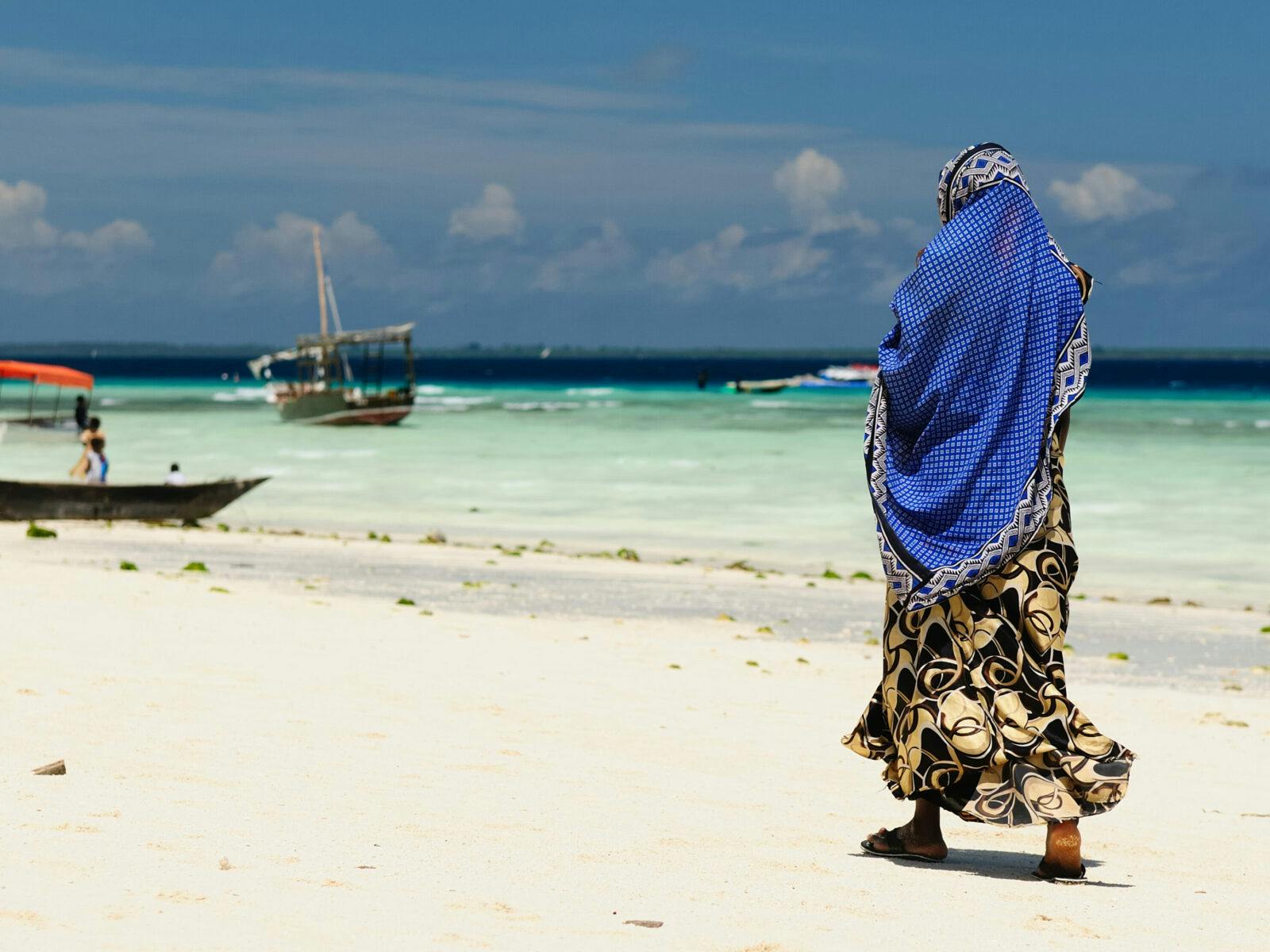 Kvinna på strand på Zanzibar