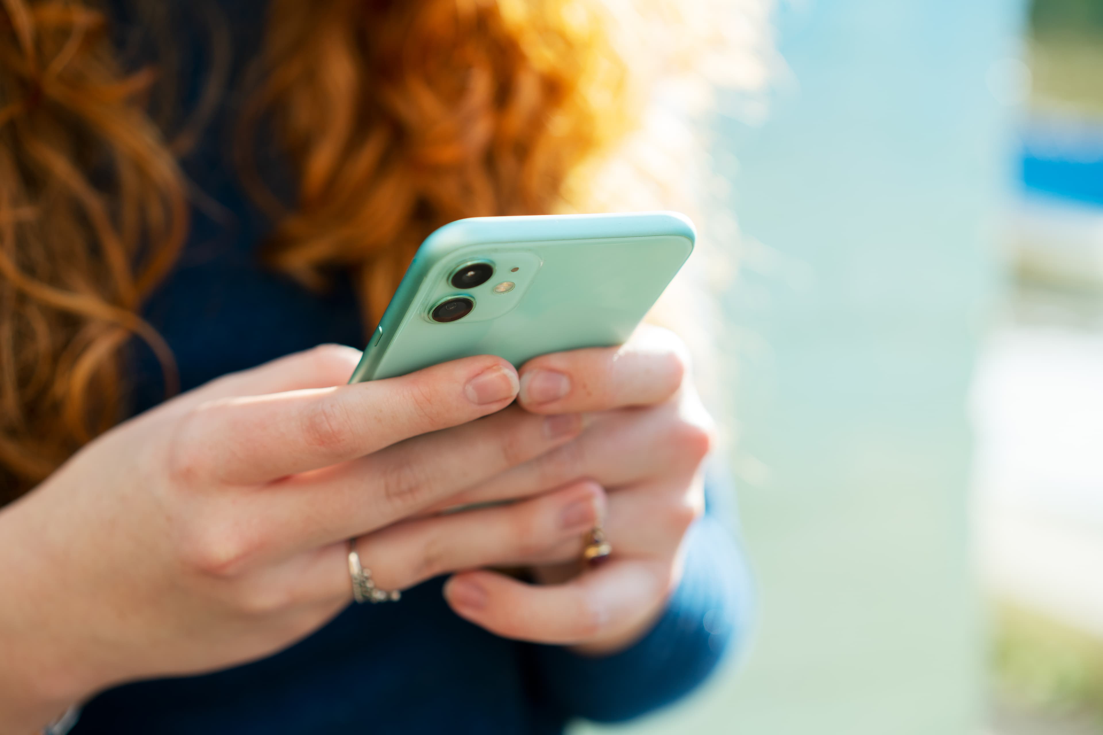 Närbild på person som använder mobiltelefon
