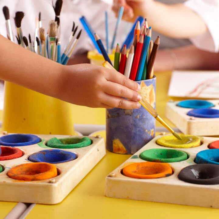 Hand som målar på förskolan. Giftbanta förskolan. Giftfria leksaker