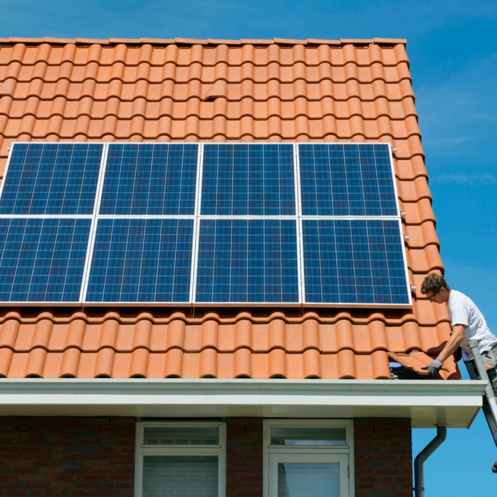 Solceller monterade på ett hustak för att ta till vara på solenergi.