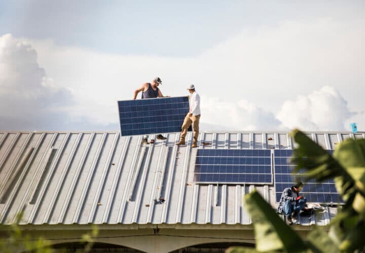 Solpaneler installeras på ett tak för att ta vara på solenergi och omvandla solljus till el.