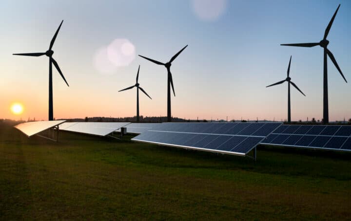 Vindkraftverk i ett öppet landskap som kan komplettera solenergi.