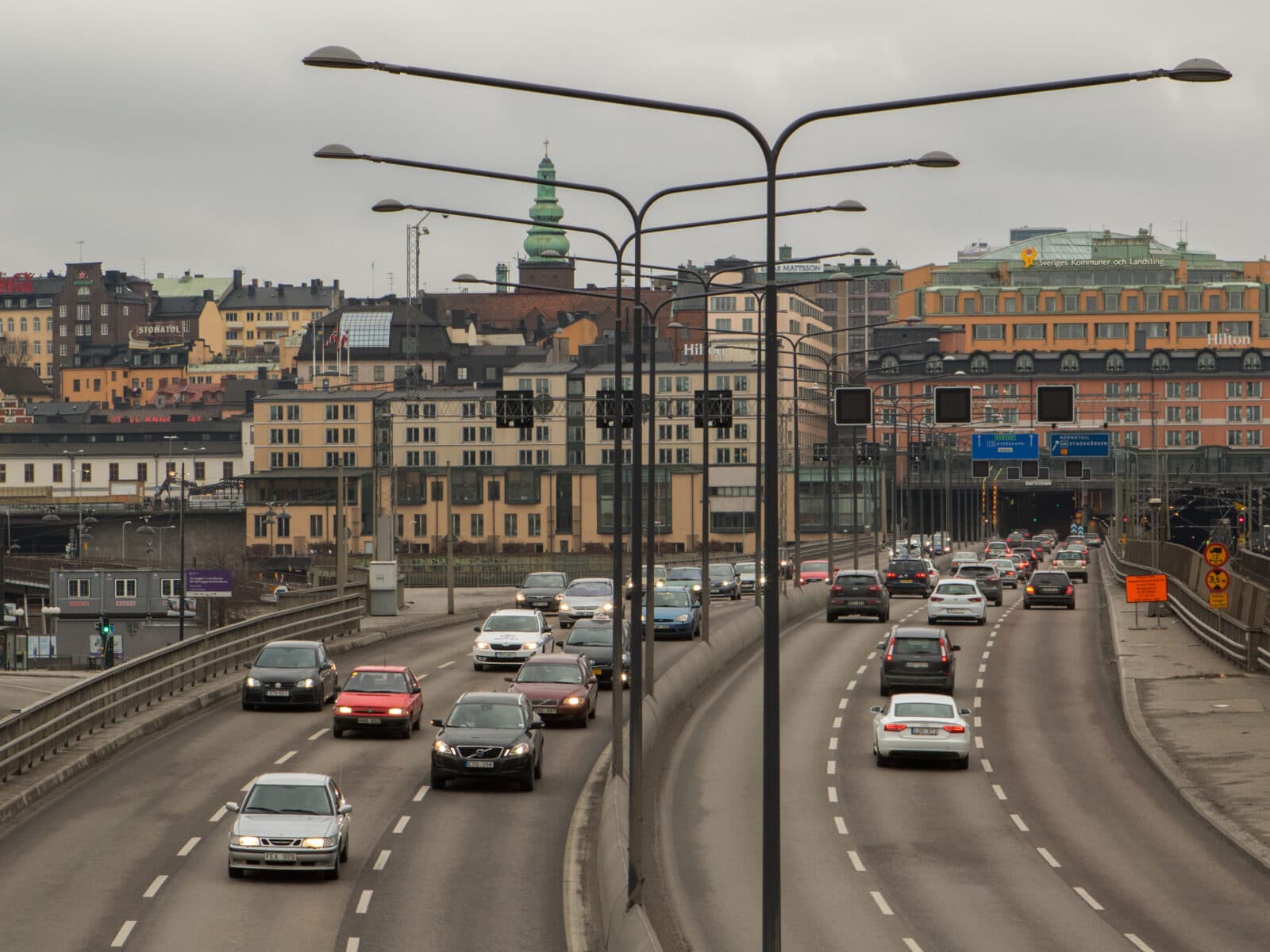 Trafikstockning, Stad, Vägmärkning, Stadsliv, Vägen framåt, Landfordon, Himmel, Väg, Stadsgata, Fordon, Trafik, Arkitektur, Minskande perspektiv, Utomhus, Byggd struktur, Transport, Transportsätt, Inga människor, Resmål ,