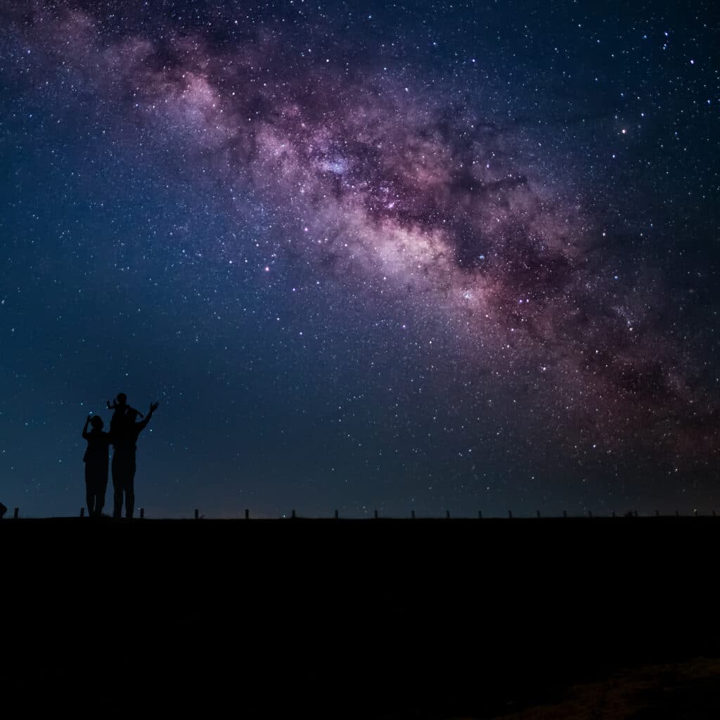 Mamma, pappa, barn, husdjur, hund, mörk, natt, stjärnor, himmel, familj, rymden, astronomi