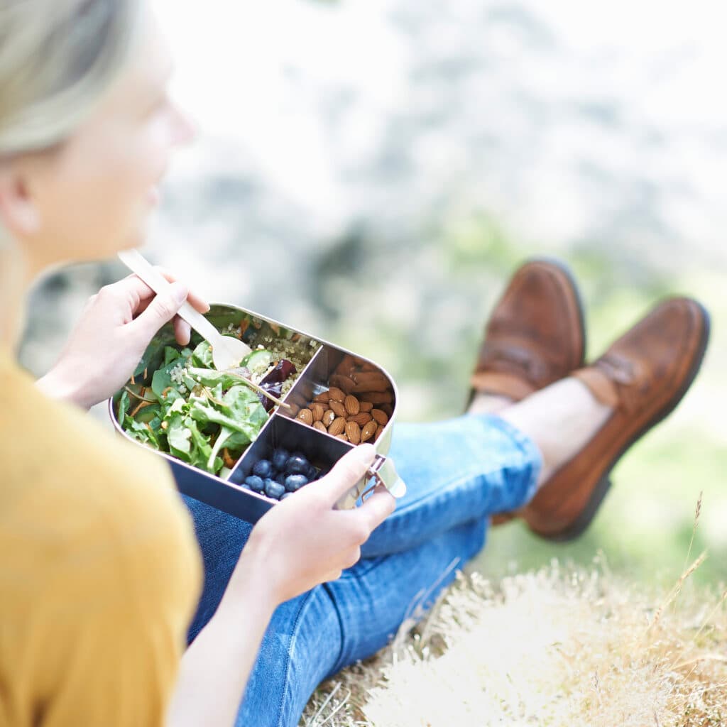 Lunchlåda, gräsmatta, soligt, grön, Blond, Kvinna, gaffel, sallad, bönor, jeans,