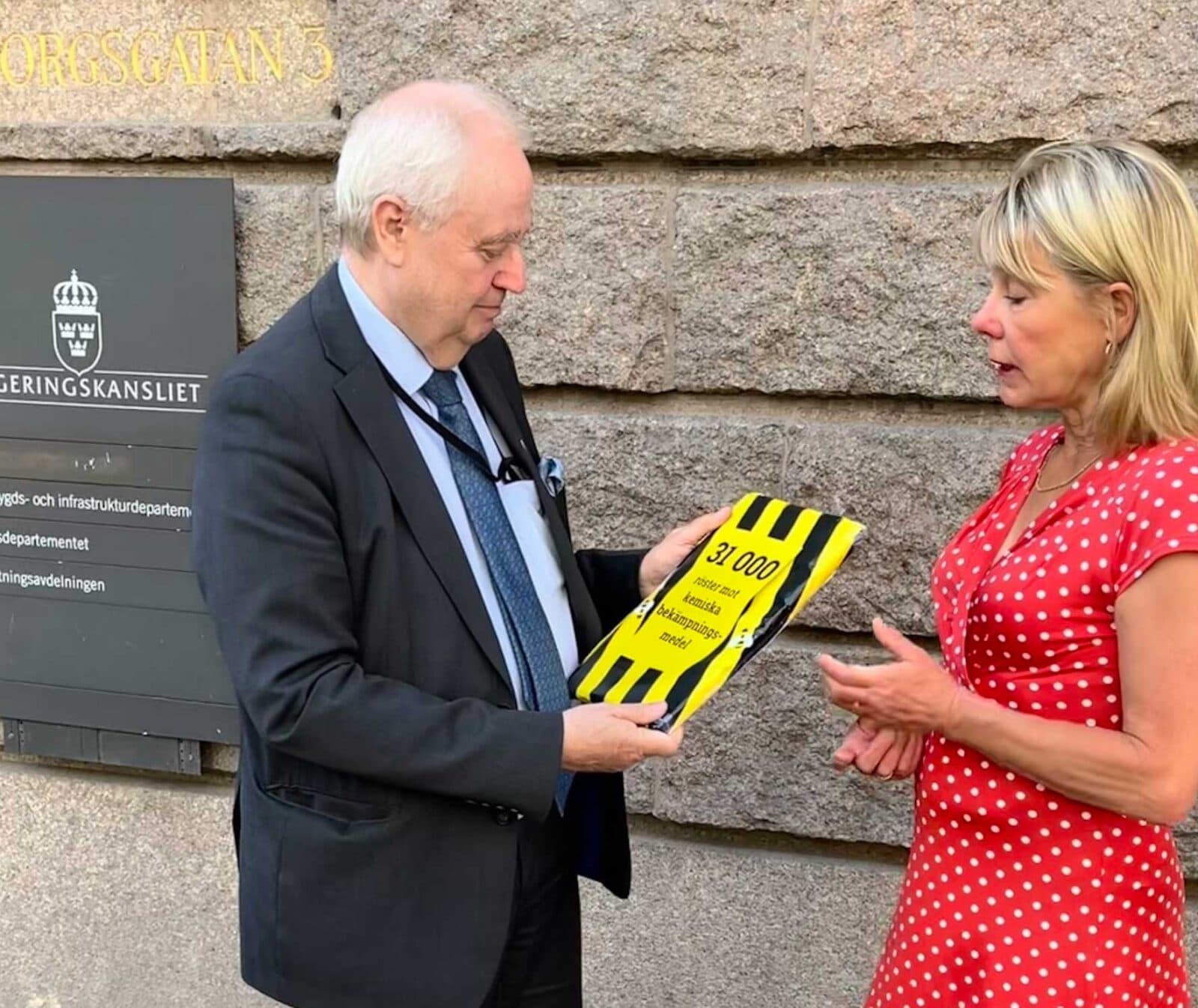 Vår generalsekreterare Karin Lexén lämnar över 31 000 namn och ett brev till Dan Ericsson, Statssekreterare hos landsbygdsminister Peter Kullgren.