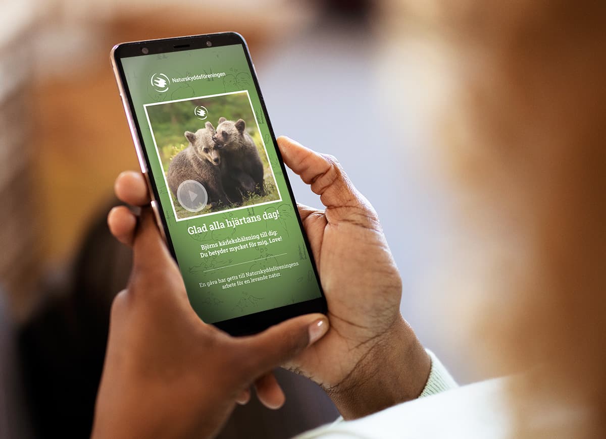 Hand med telefon och sms gåva