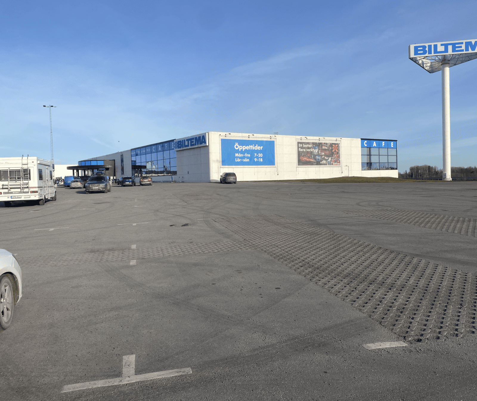 Sveriges fulaste parkeringsplats 2025: Norrteljeportens handelsplats. Foro Kjell Borgström