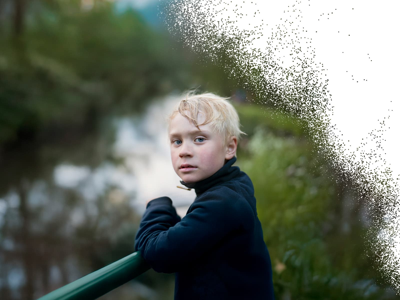 En bild på en pojke i naturen, som vittrar bort