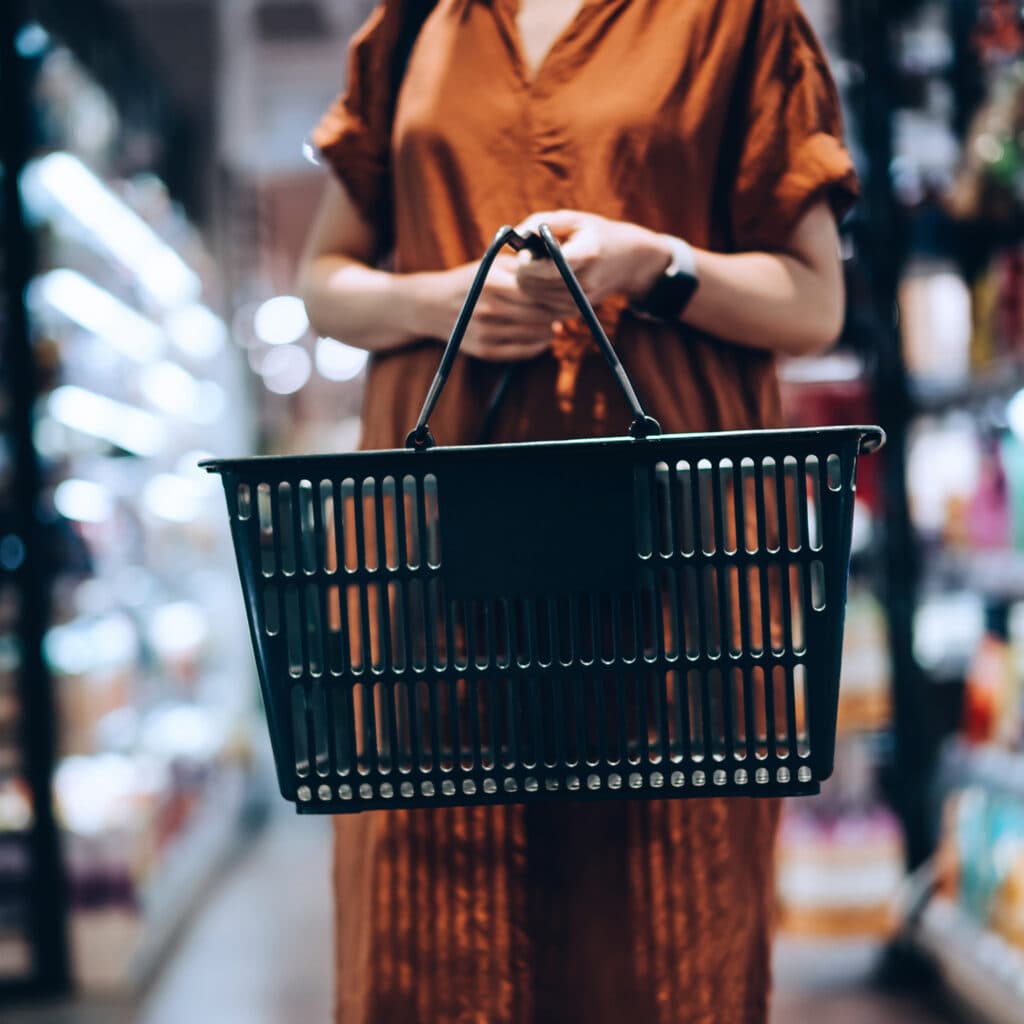 bär en kundkorg i butik