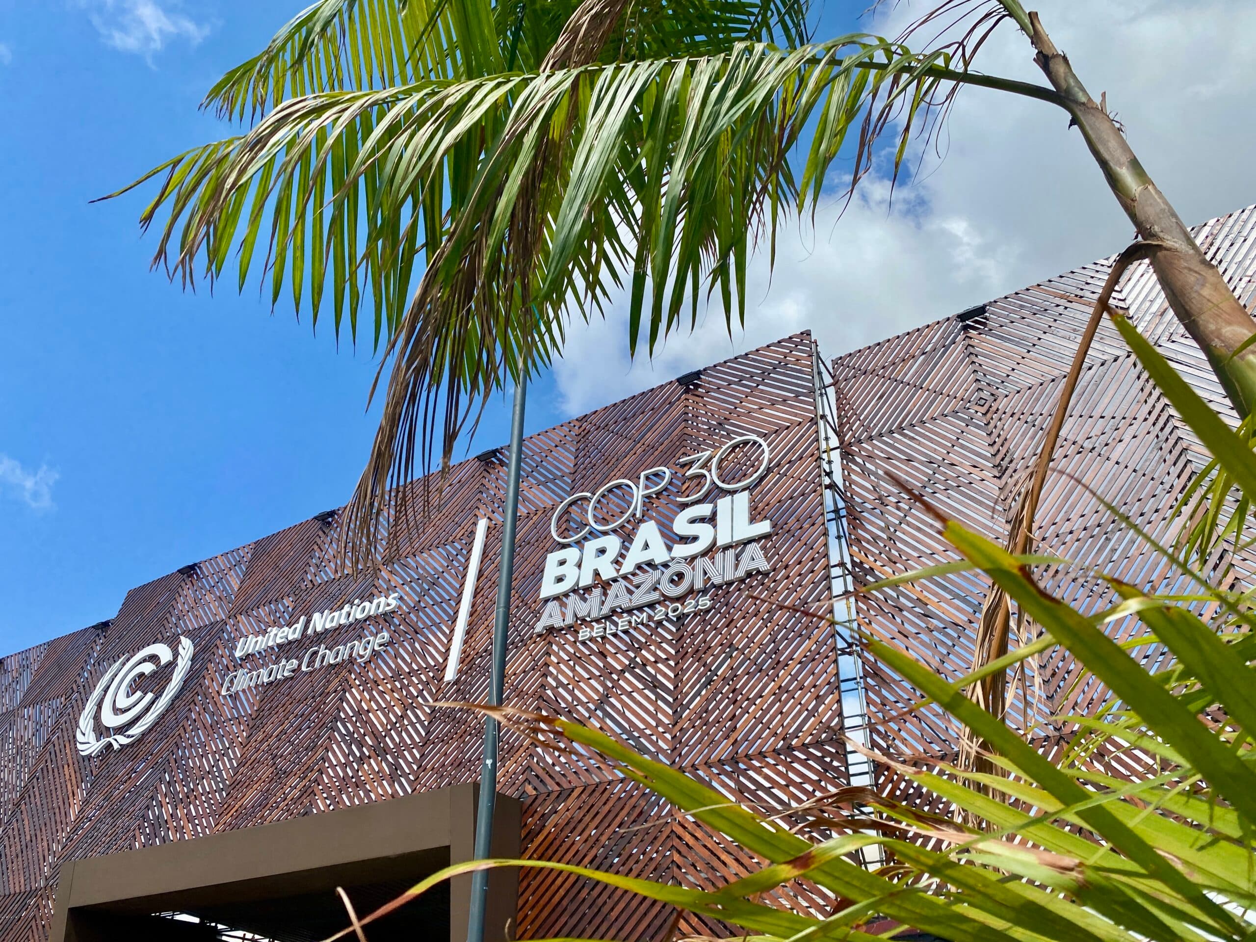 Byggnad med texten "COP30"