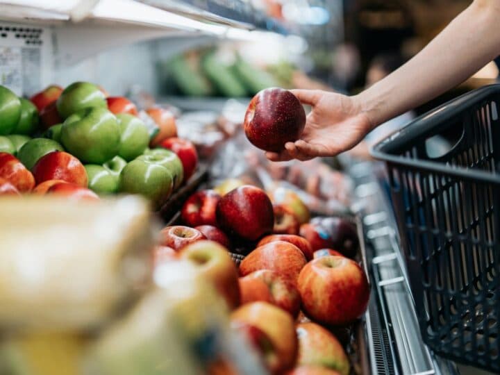 Bild på äpplen i butik.