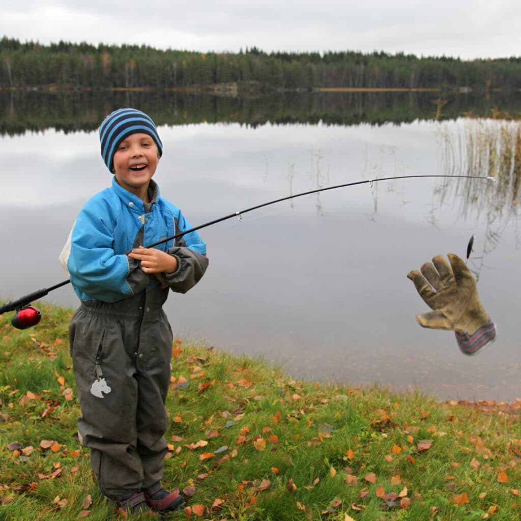Pojke som har fiskat upp en handske