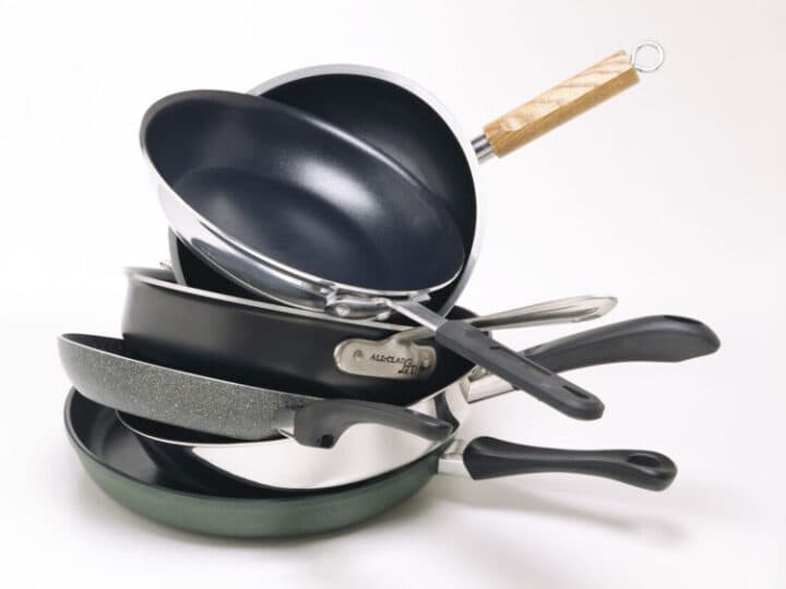 Stekpannor med non-stick-beläggning, som exempel på köksprodukter att se över för att undvika PFAS.