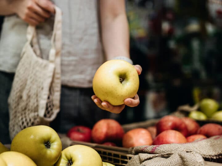 Ekologiska äpplen i en korg, som exempel på hur du kan undvika PFAS från bekämpningsmedel i maten.