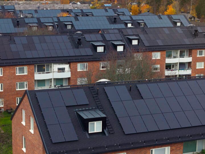Solceller på lägenhetshus i tegel i Sverige.
