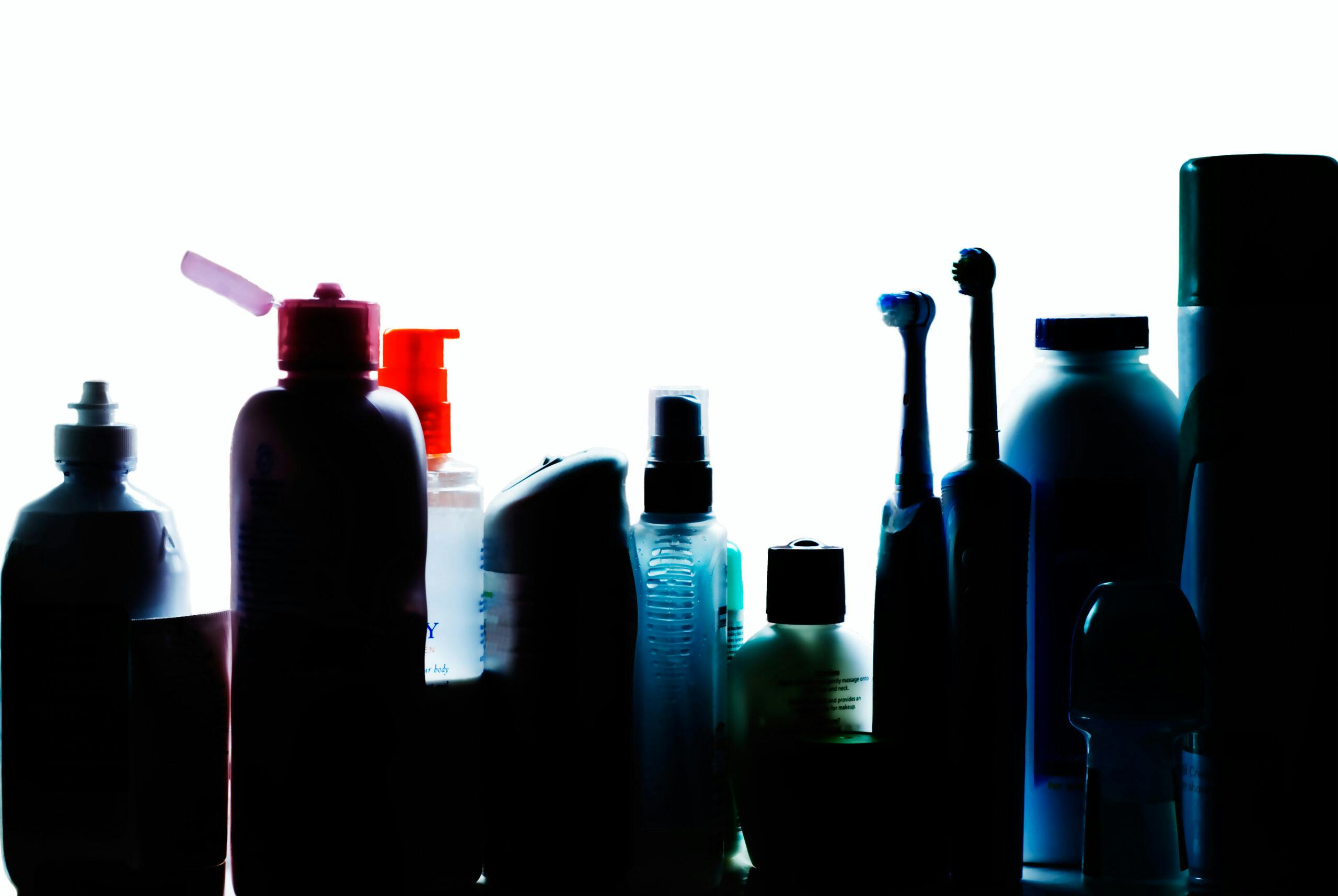 Siluett av hygienprodukter i ett badrumsskåp