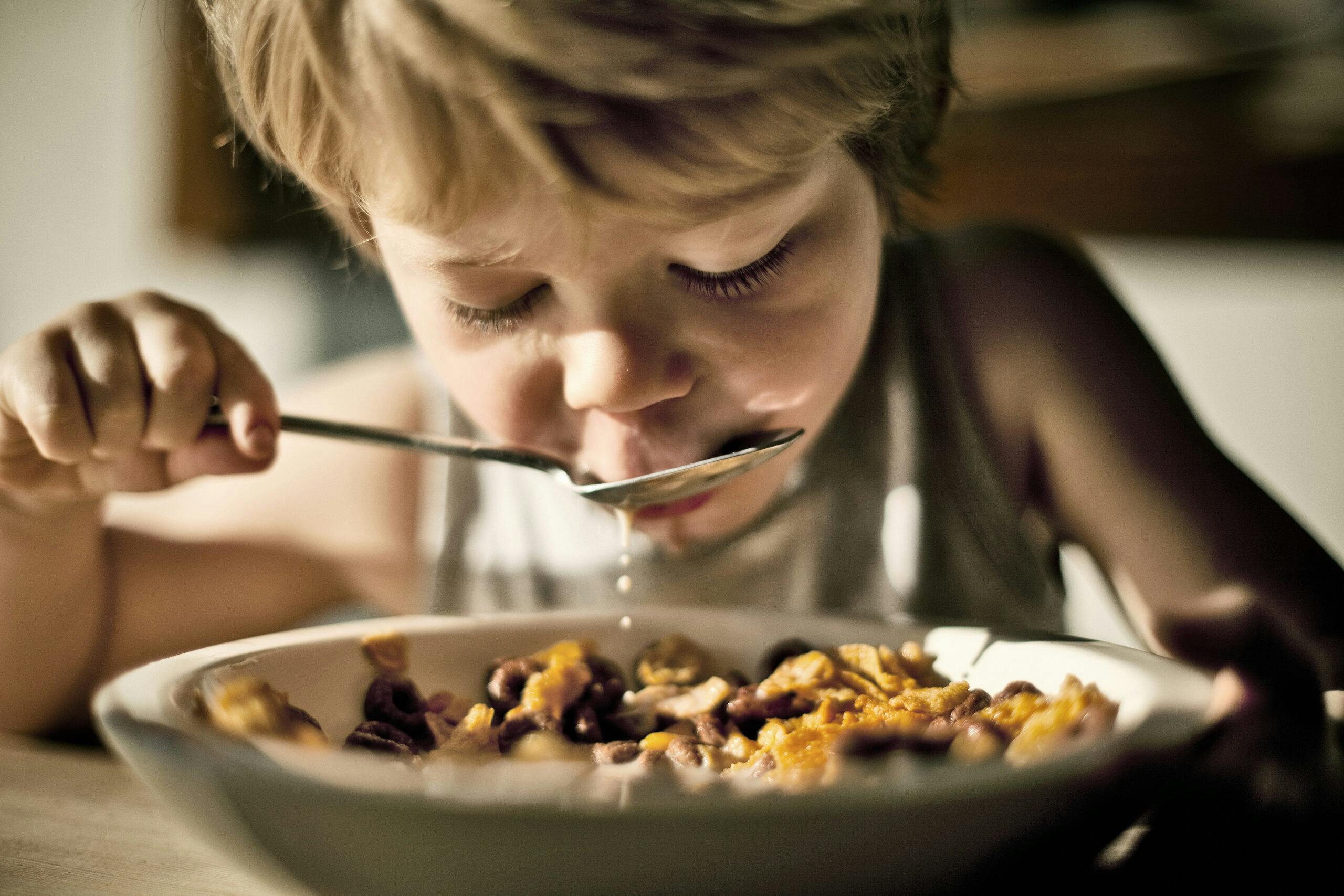 Barn som äter flingor med mjölk. Undvik gifter i barns mat.