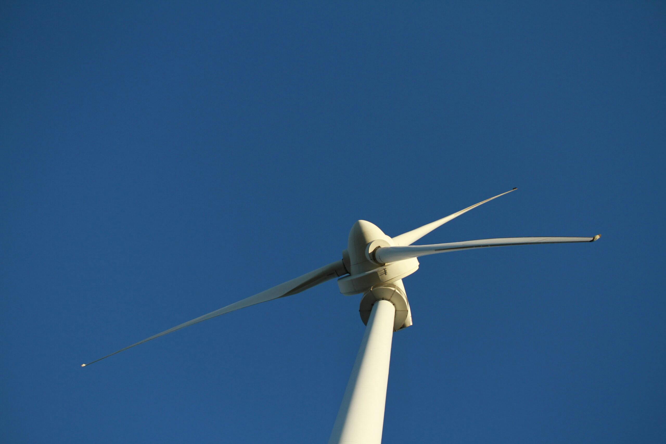 2017-12-04 i Simris i Skåne, foto av vindkraftverket som är en del av E.ON:s projekt med lokala energisamhällen