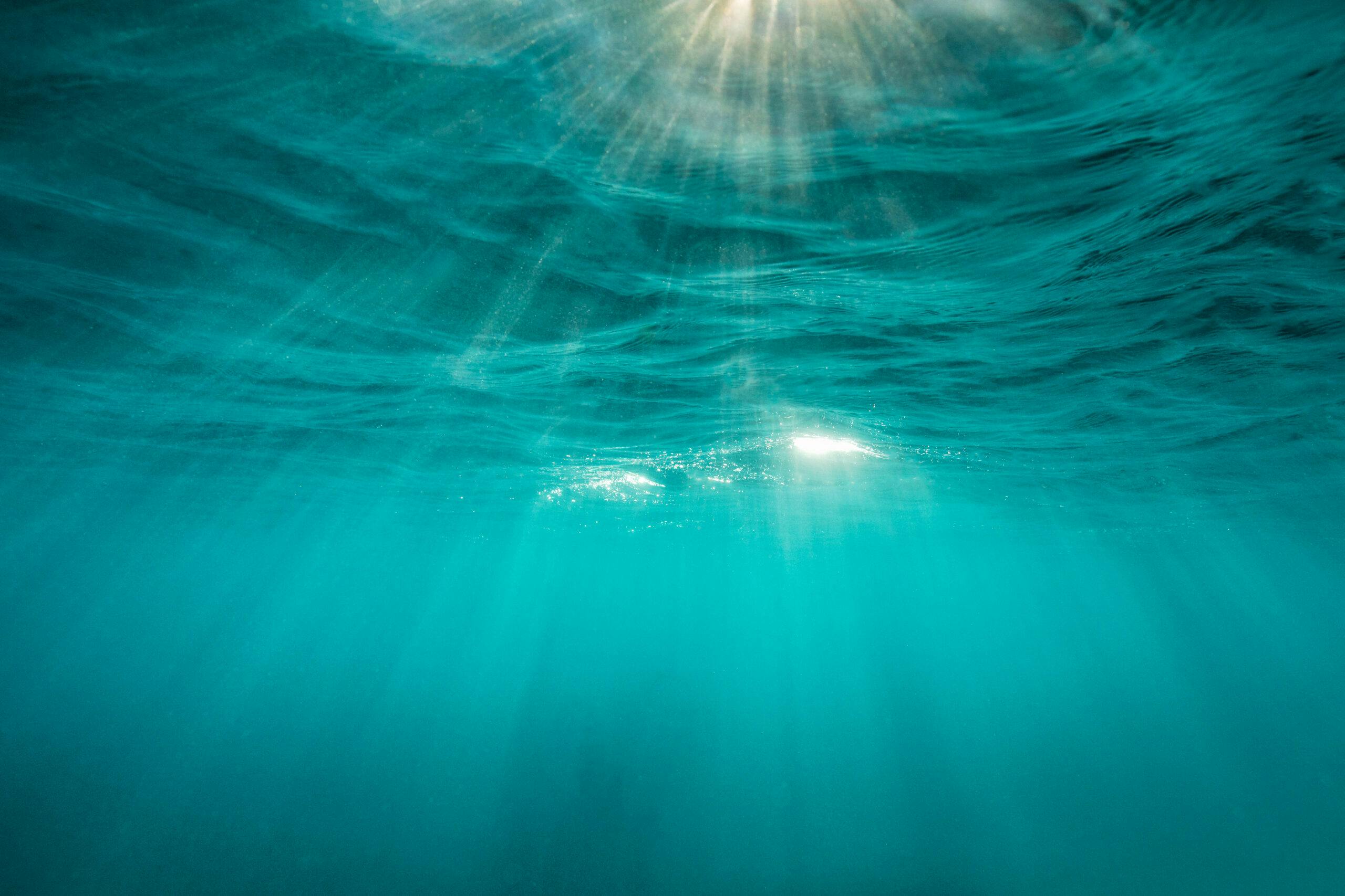 Solstrålar under havsytan