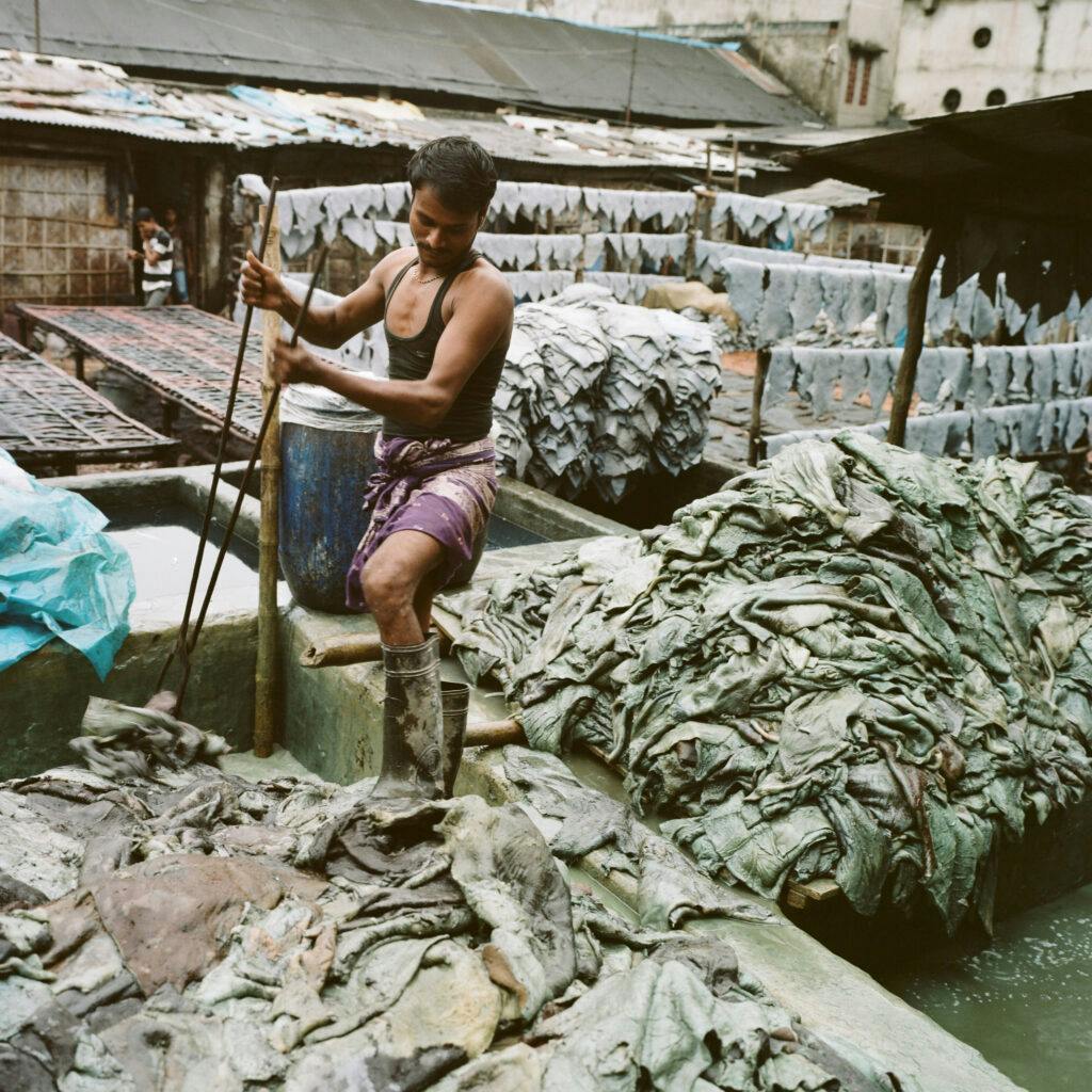 Lädertillverkning i Bangladesh. Läderindustrin använder mängder av kemikalier, och flera av dem är miljö- och hälsofarliga.