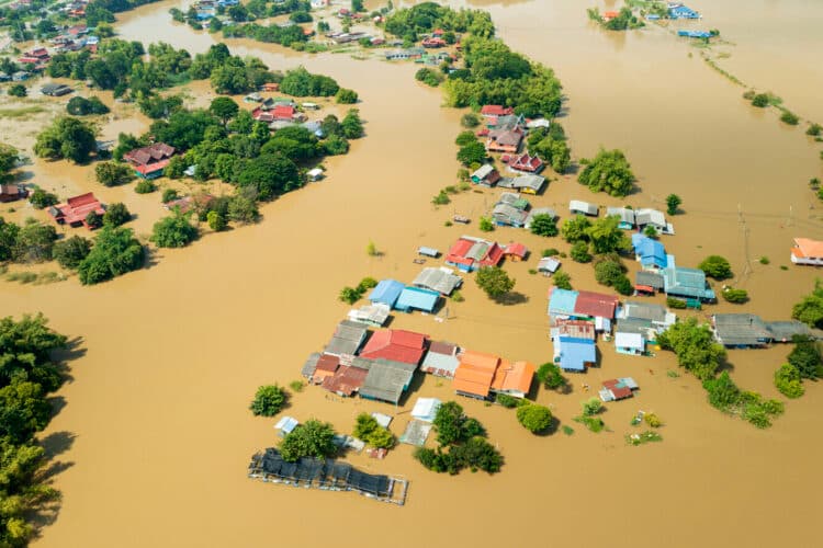 Översvämning i ett bostadsområde i Thailand, ett exempel på extremväder som blir vanligare i takt ...