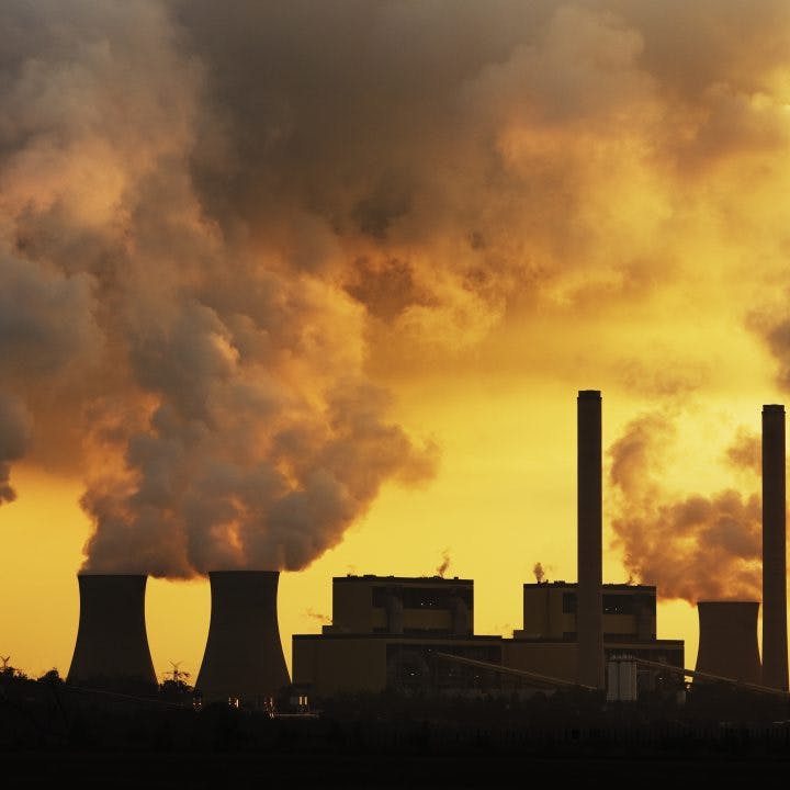 Kolkraftanläggning förbränner fossila bränslen