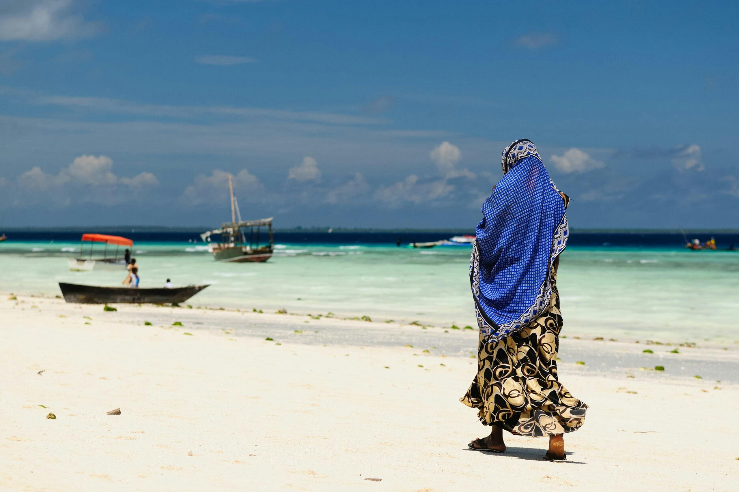 Kvinna på strand på Zanzibar