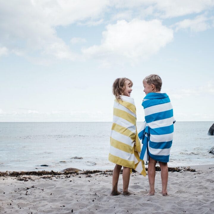 Två barn på stranden