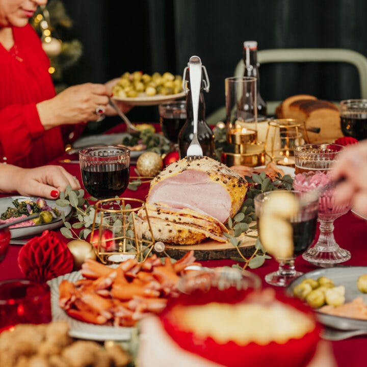 Julafton, julmat, julstämning, mat, kött, grönsaker, fest, firande, glädje, julklapp, vegetarisk, konsumtion