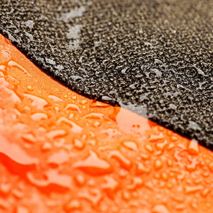 Svart och orange textil med vatten