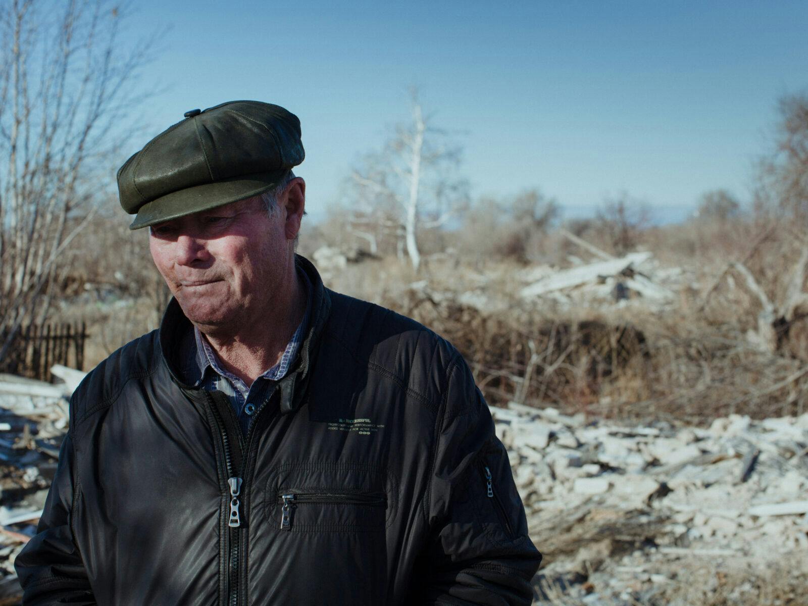 När gasfältet upptäcktes 1979 var Berezovkabon Pavel Ivanov, 75, först stolt. På den tiden anade ännu ingen i byn vilken påverkan gasfyndigheten skulle få på liv och hälsa. Här står han på ruinerna av sitt tidigare hus i byn Berezovka.