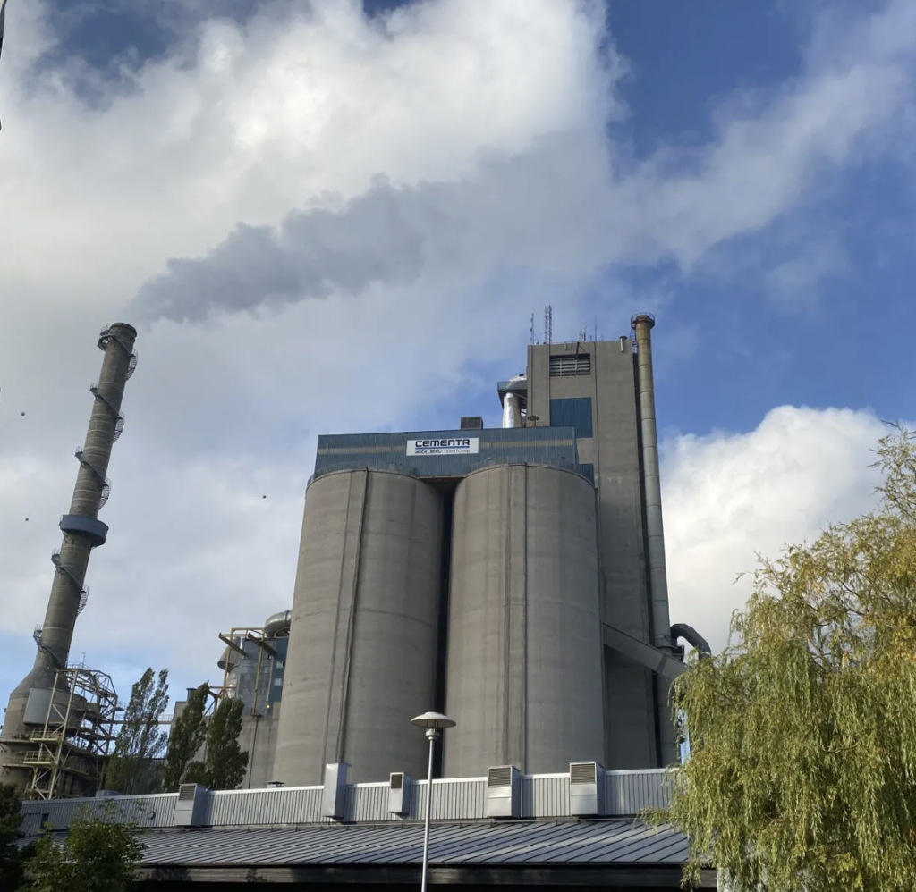 Utanför Cementas fabrik i Slite på Gotland.