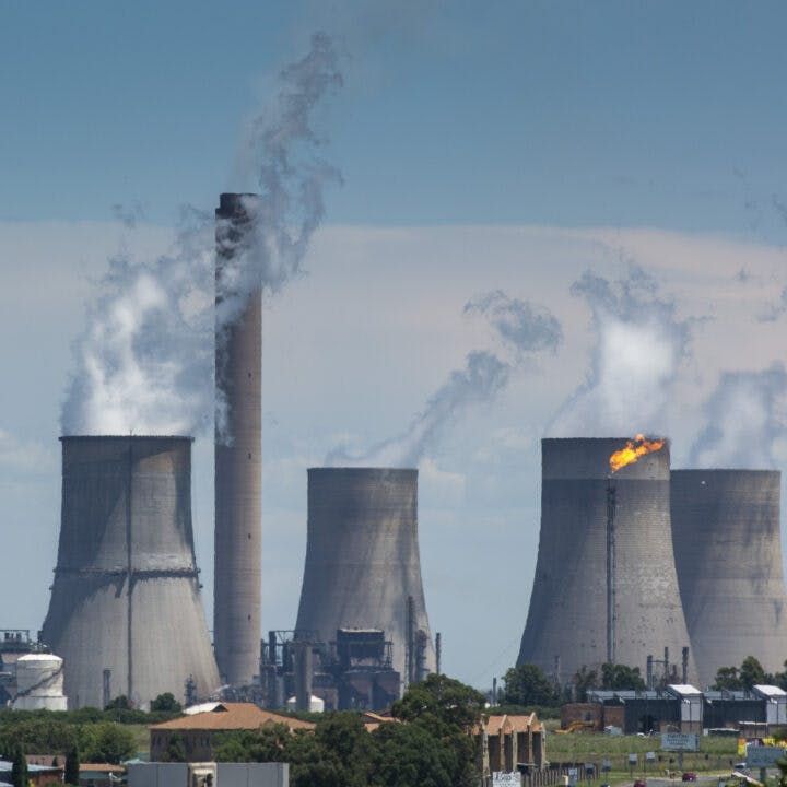 Rök stiger från ett kolkraftverk i Sydafrika