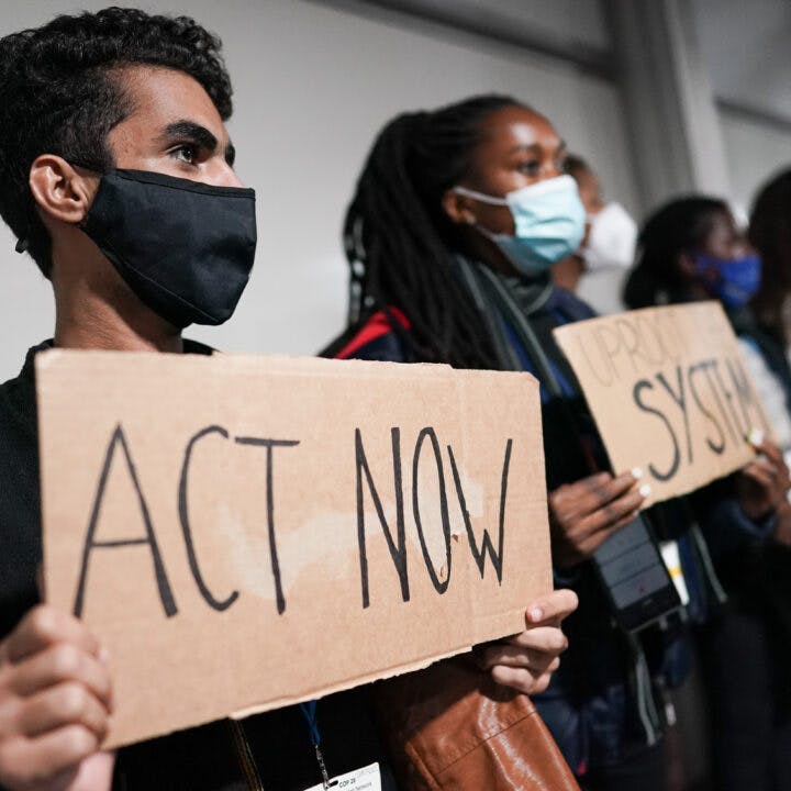 Ungdomar protesterar under COP26 i Glasgow.
