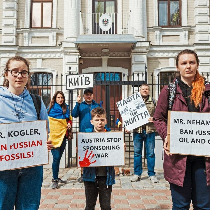 Ecoaction protesterar utanför Österrikes ambassad i Kiev, Ukraina.