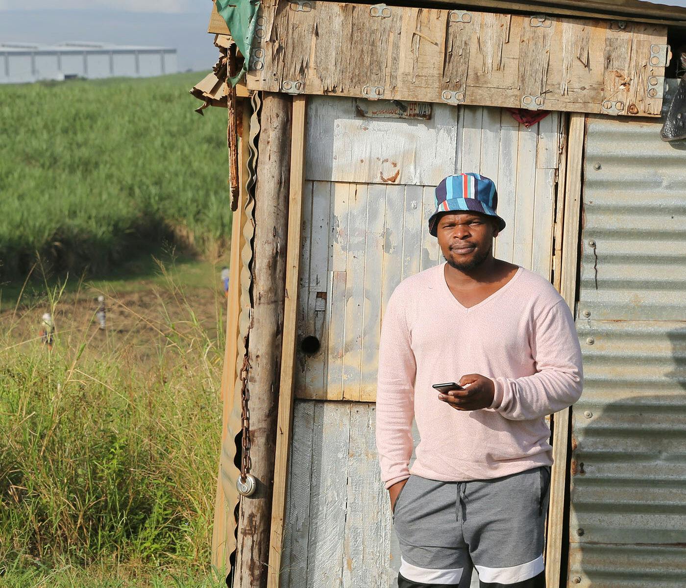 Kwenele Msizazwe i Blackburn Village, UPL i bakgrunden. FOTO: TORBJÖRN SELANDER