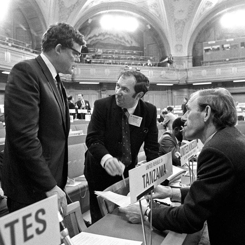 Tre delegater diskuterar under Stockholmskonferensen 1972. Frän höger till vänster: Gordon J.F. MacDonald (USA), D.M. Kitching (Storbritannien) och A. Van Tilburg (Nederländerna).