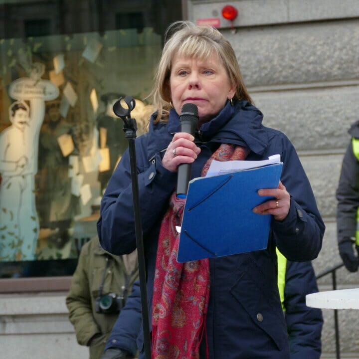 Karin Lexén håller tal på klimatmanifestation
