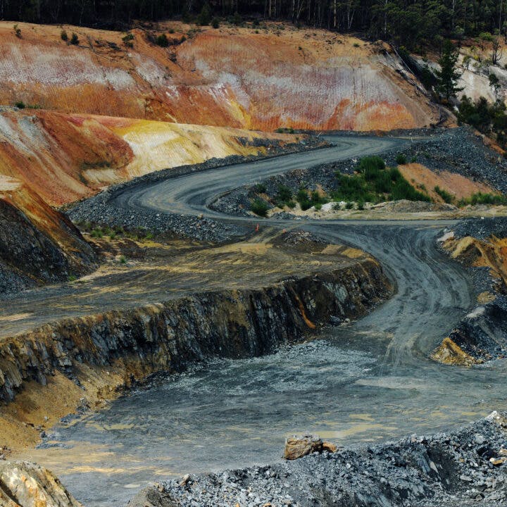 A road runs through an open pit mine at a site in Greenbushes, Australia. Photographer: Carla Gottgens/Bloomberg Litiumgruva.