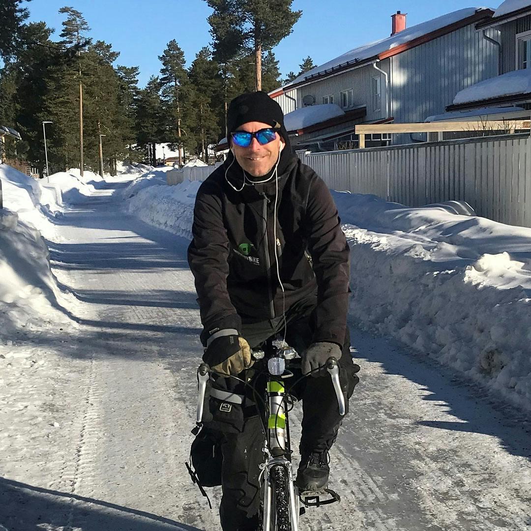 Owen Laws, medlem och aktiv i Naturskyddsföreningen Umeå på sin cykel