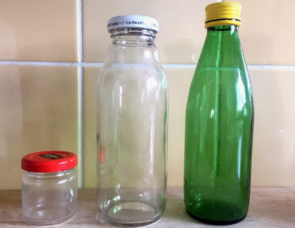 Glasflaskor och burkar utan etikett.