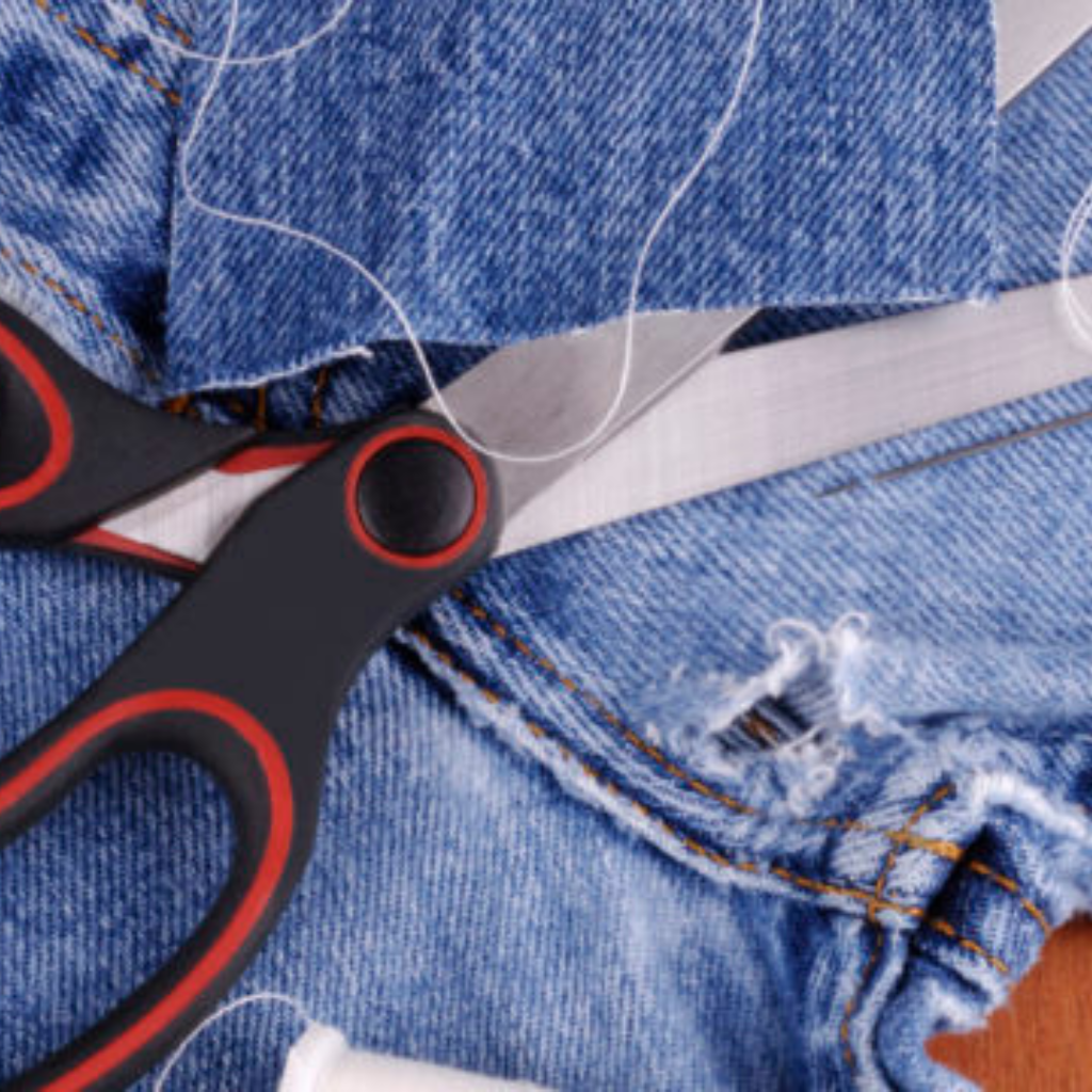 Att laga jeansen är en insats för miljön.