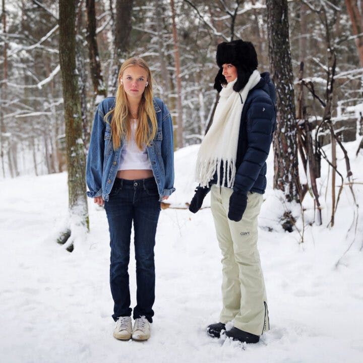 Två tjejer med olika kläder på vintern.
