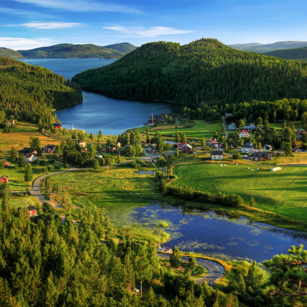 Landskap med skog, vatten och bebyggelse som illustrerar ett behov av en rättvis klimatomställning