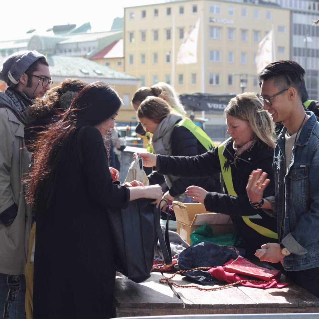 Glada människor på klädbyte i Göteborg